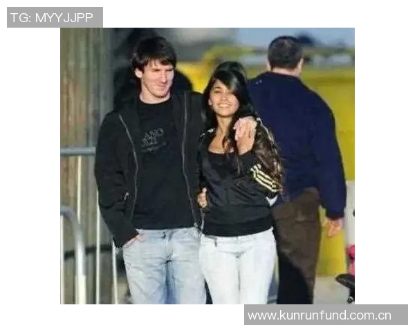 梅西与安东内拉泳池旁甜蜜拥吻社媒晒照引发热议